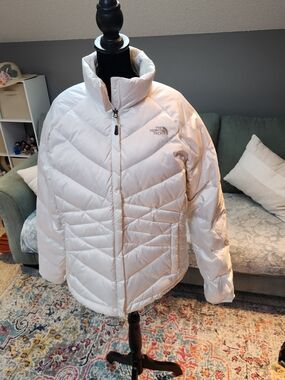 The North Face Women's White Quilted Puffer Jacket / Coat Size XL Great!
